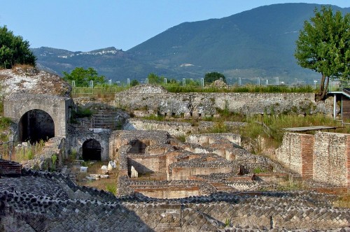 La rete archeocales invita alle pulizie della città romana in vista dello spettacolo di Luca Rossi del 21 febbraio‏