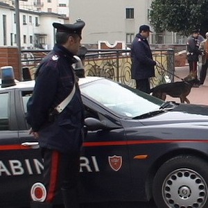 Esplode tre colpi di pistola giocattolo priva di tappo rosso: viene bloccato dai carabinieri