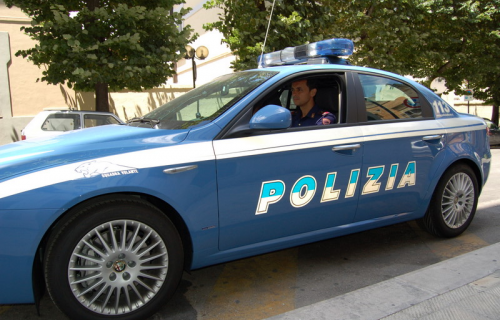 Incidente all’altezza del casello: una vettura va in testacoda urtando contro il guard rail