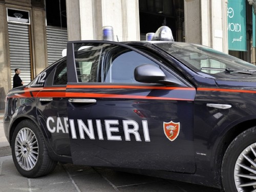 Non si fermano all’alt e scappano con un’auto rubata: arrestati dai carabinieri