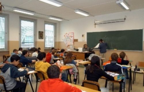 Scrivi al Direttore, un lettore: bambini delle elementari in visita guidata in sala Bowling