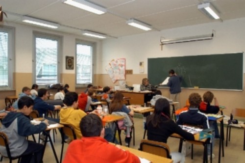 Lettere al direttore, una lettrice: una scuola che cade e… i nostri occhi sono volti a buffonate della politica locale