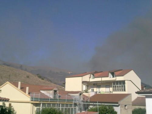 Incendio sulle colline alle spalle di Pignataro: le fiamme lambiscono il centro abitato.