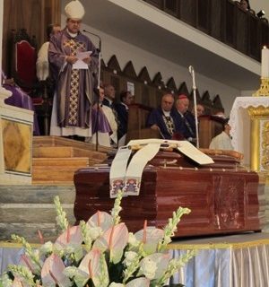 Commoventi i funerali di monsignor Bruno Schettino, “accompagnato” nell’ultimo viaggio da Sepe