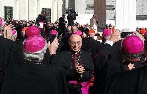 La prima uscita di Mons. Lagnese con l’abito talare da Vescovo all’ultima udienza generale del Papa