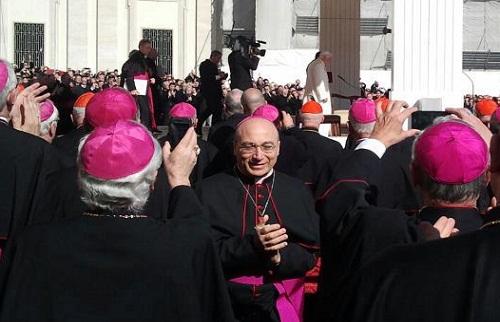 La prima uscita di Mons. Lagnese con l’abito talare da Vescovo all’ultima udienza generale del Papa