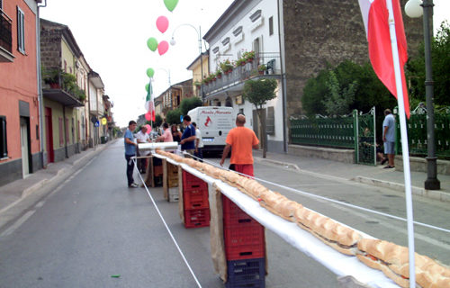 Grande successo per la manifestazione del “Super Panino Italia” da 1 chilometro. Ottima la partecipazione