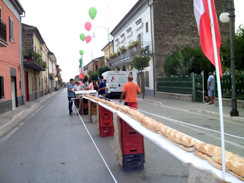 Grande successo per la manifestazione del “Super Panino Italia” da 1 chilometro. Ottima la partecipazione