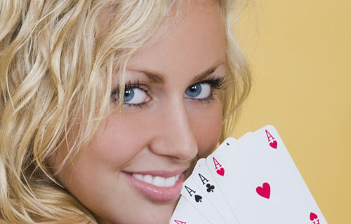 Sempre più donne giocano a poker