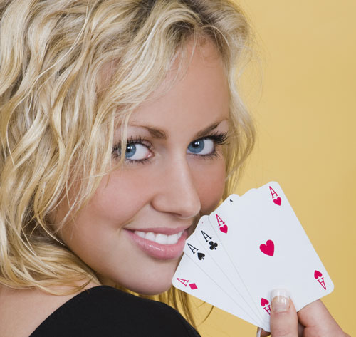 Sempre più donne giocano a poker