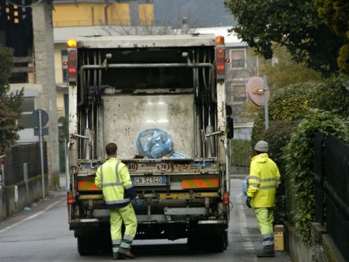 Raccolta dei rifiuti a Vitulazio, gli operatori ecologici hanno scioperato contro l’azienda