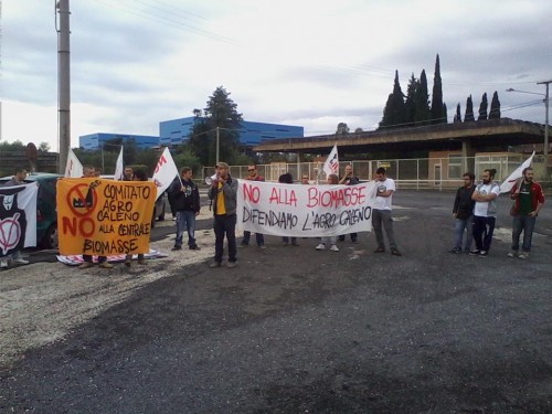 I cittadini manifestano davanti all’area ex Pozzi per dire No alla centrale a biomasse e Si alle bonifiche