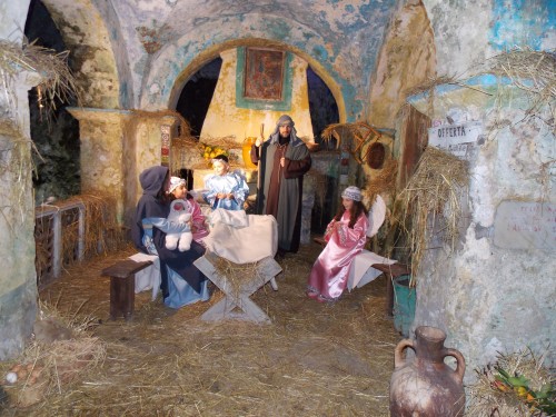 Presepe vivente nella suggestiva grotta di San Michele: centinaia le comparse e migliaia i visitatori per l’evento