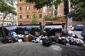 Roma, è di nuovo emergenza rifiuti. Marino: “Non possiamo smaltirli”