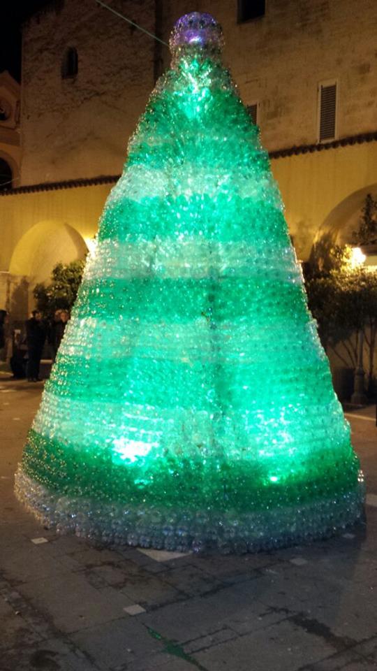Il Natale arriva in piazza Pozzillo con un albero composto da 5mila bottiglie di plastica: tutti uniti per finanziare l’AIL