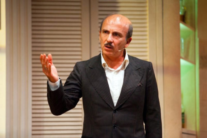 Carlo Buccirosso porta in scena “Una famiglia quasi perfetta”, al Teatro Comunale Costantino Parravano di Caserta
