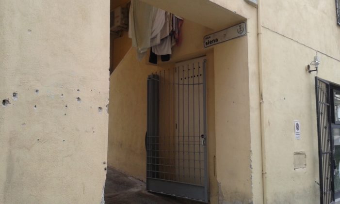 Spunta un cancello davanti alla strada pubblica in vico Siena: scoppia la polemica