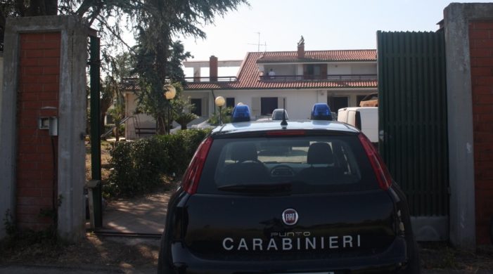 Scoperto un “bunker” ricavato sotto il pavimento della mega villa appartenuta al boss-pentito Antonio Abbate: Polizia Locale e Carabinieri sul posto (guarda le foto)