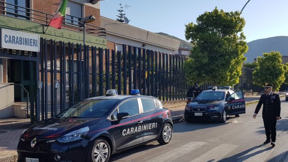 Vitulazio, 55enne ex carabiniere si lancia con l’auto contro la caserma dei carabinieri