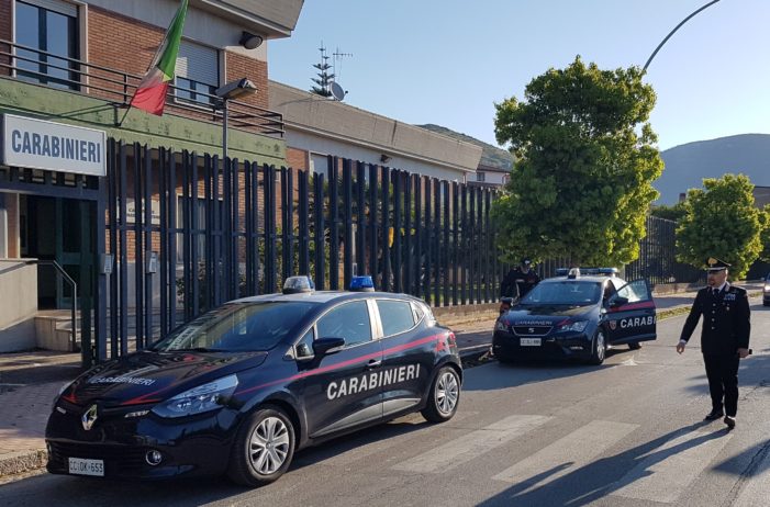 Danneggia una “gazzella” dei Carabinieri in Piazza Mercato, pregiudicato arrestato e spedito in carcere