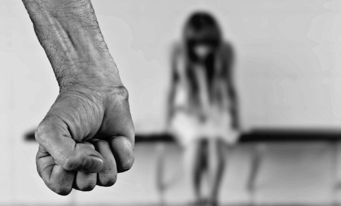 Abusi sessuali nei confronti della figlia minorenne: arrestato un cinquantaseienne
