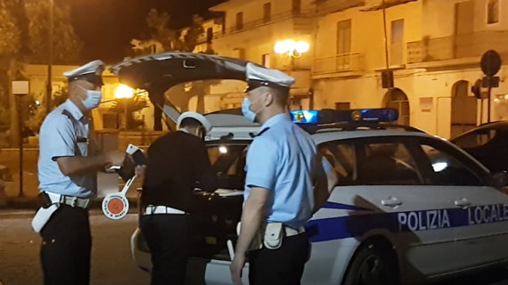 Assembramenti nelle “ore piccole”, la Polizia Locale in strada anche di notte per contrastare le condotte a rischio contagio da covid-19, come il mancato uso della mascherina