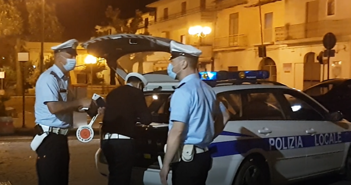 Assembramenti nelle “ore piccole”, la Polizia Locale in strada anche di notte per contrastare le condotte a rischio contagio da covid-19, come il mancato uso della mascherina