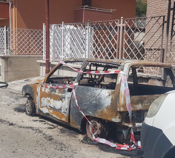 Auto in fiamme nella notte fuori la villetta del Presidente del Consiglio Comunale Venoso