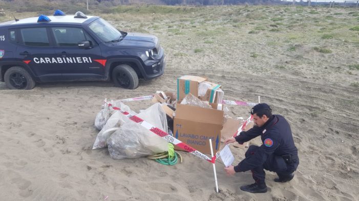 Illecito smaltimento di rifiuti speciali in spiaggia: denunciato a piede libero un uomo