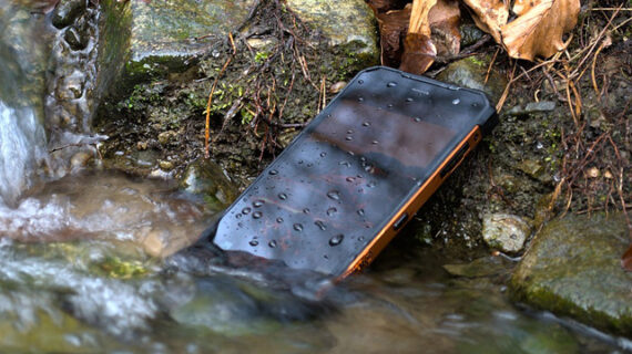 Come salvare uno smartphone caduto in acqua
