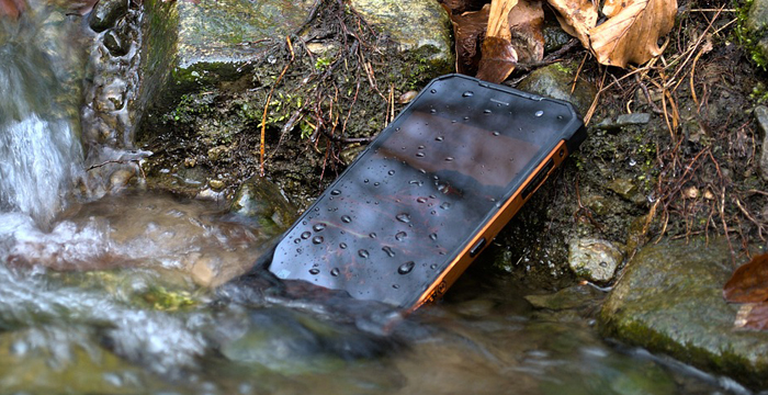 Come salvare uno smartphone caduto in acqua